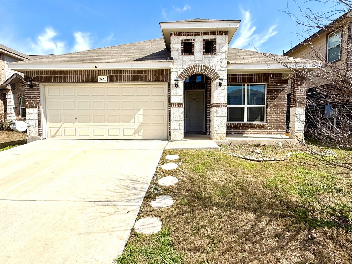 Foto principal - AVAILABLE NOW! 4 Bedroom / 3 Bath Home In ...