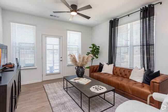 1 habitación, 1 baño, 848 pies cuadrados, ropa de cama, sala de estar - Plat 4 Research Triangle