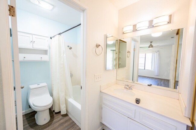 Building Photo - Remodeled One Bed Condo in Beautiful Locat...