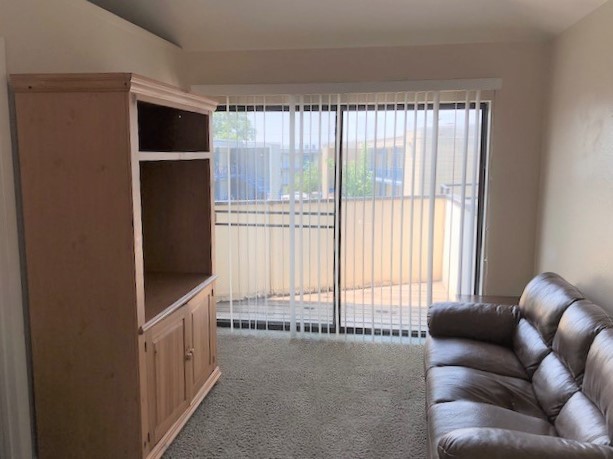 Living Room with balcony - 98 880 N