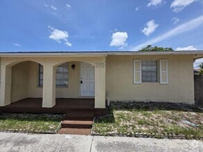 Building Photo - 978 Sumter Rd W