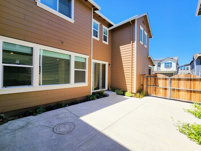 Building Photo - 4 Bedroom Home in W Section