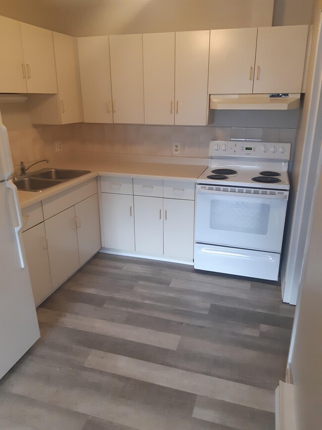 Kitchen with ensuite laundry room attached - 109 George St