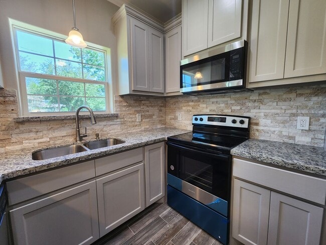 Building Photo - 2705 Goliad St