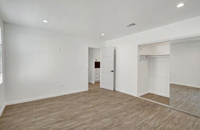 Building Photo - 6219 Glide Ave