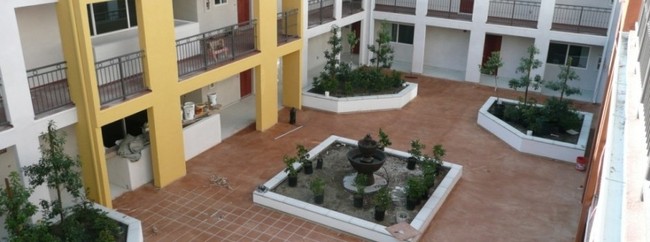 Courtyard - VNT - The Village Apartments