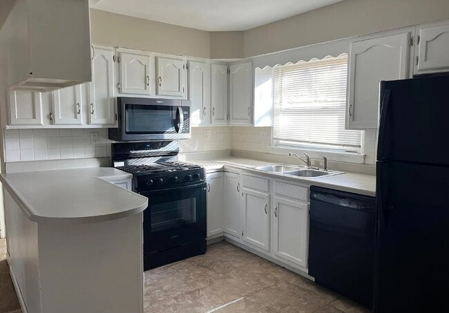 Building Photo - 6910 Noble Dr