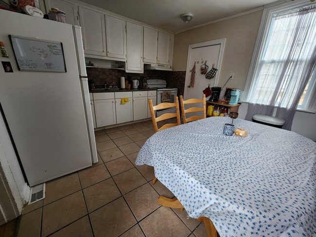 Building Photo - 244 Sydenham St