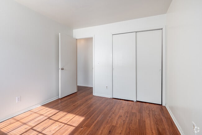 2 habitaciones, 1 baño - 700 pies cuadrados - Dormitorio - Fon Du lac Terrace Apts