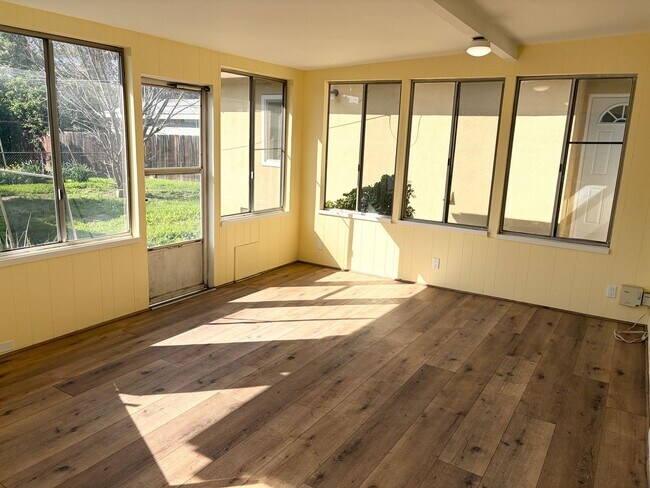 Foto del edificio - Spacious 3-Bedroom Home with Bonus Room, Bright Sunroom & Large Backyard