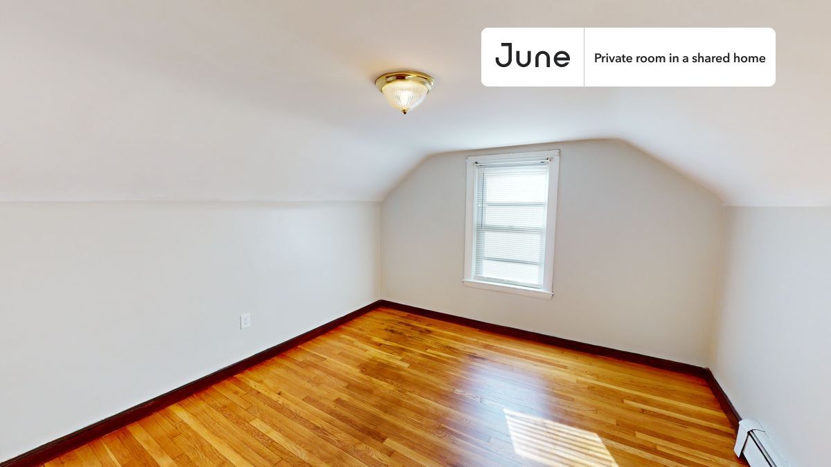 Foto principal - Private bedroom in 4 bed/2 bath Home