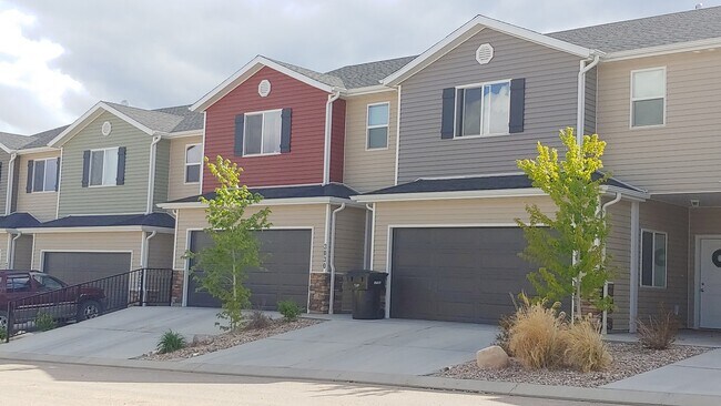 Building Photo - Available Now! In Cedar Bend