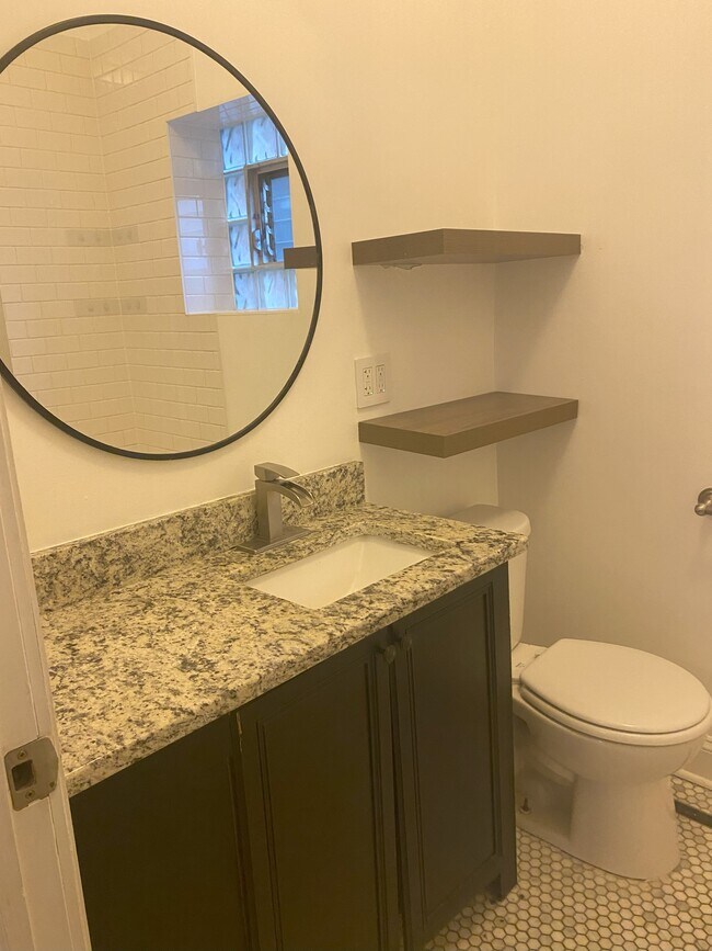 Baño reformado - 2900 N Richmond St