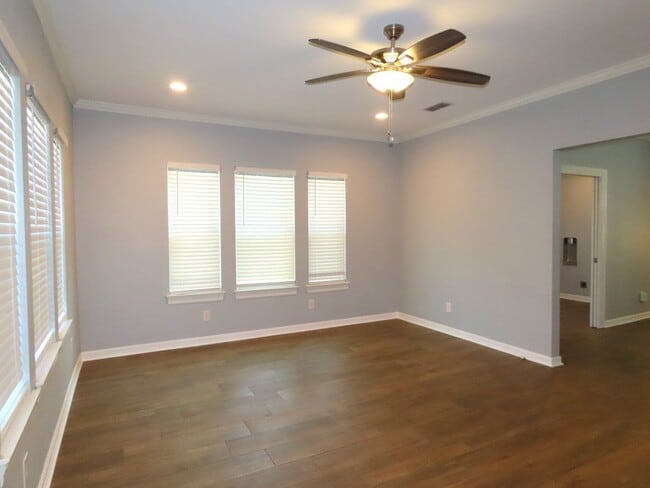 Building Photo - Beautifully Updated 2 Bedroom, 1 Bathroom ...