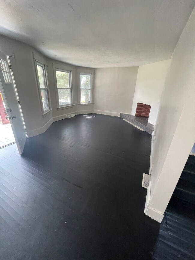 Foto del edificio - Section 8 Accepted! Spacious Newly Renovat...