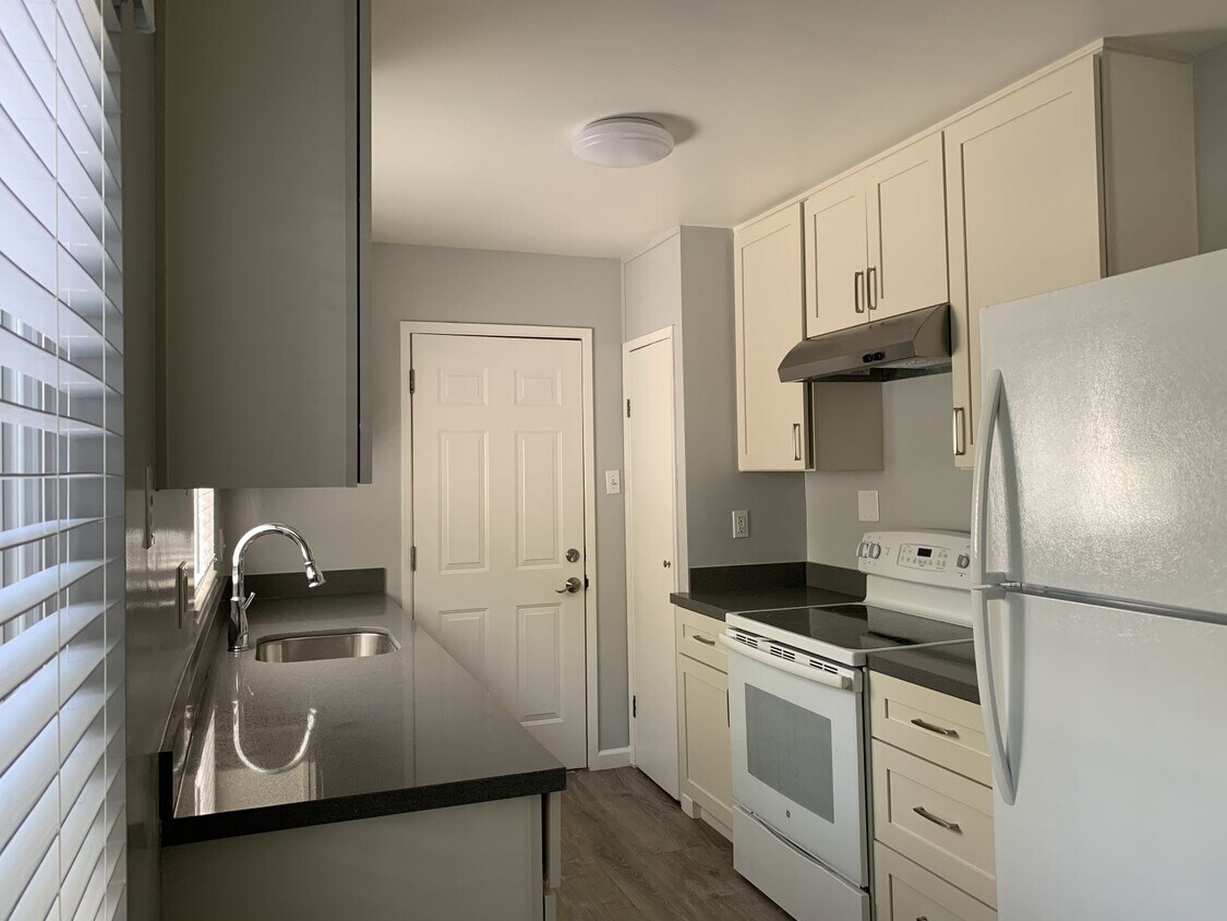 Foto principal - 2860 Brookdale Ave