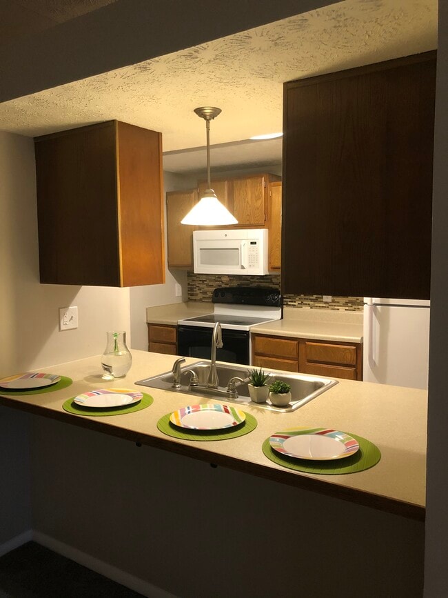 Breakfast bar, fully equipped - 10360 Plantation Bridge Dr