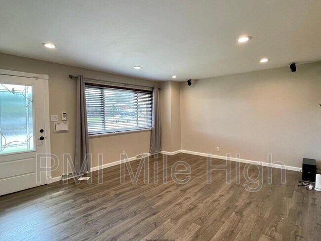 Foto del edificio - 867 W 102nd Ave