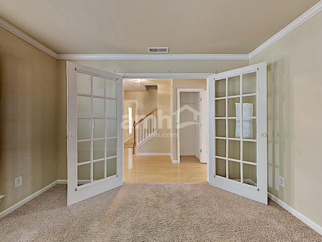 Building Photo - 1038 Vanguard Dr