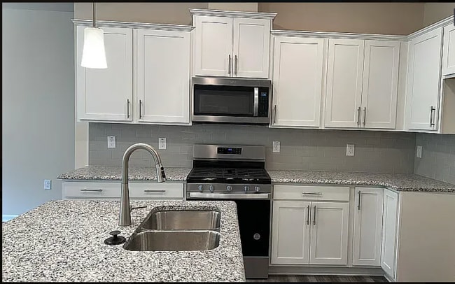 Building Photo - 915 Falls Grove Trl