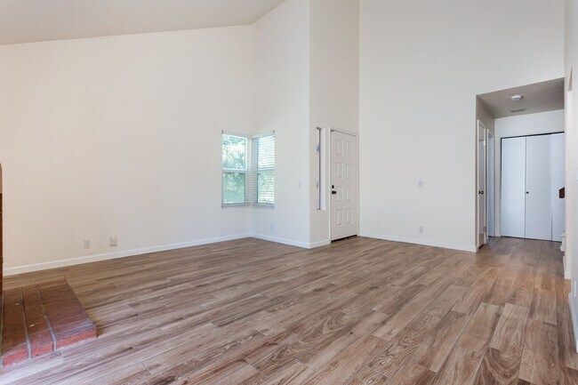 Foto del edificio - Charming Remodeled Townhome!