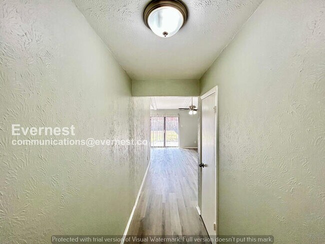 Foto del edificio - 415 Southlake Dr