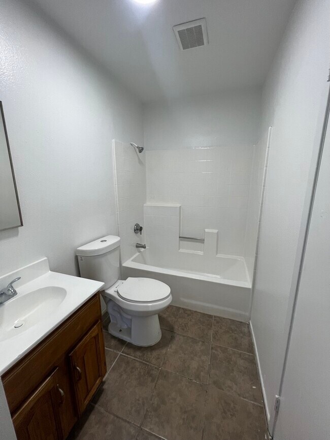 Foto del edificio - 2 Bed 2 bath 2 Car Garage In Bellflower