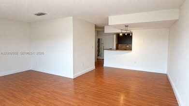 Building Photo - 9372 Fontainebleau Blvd