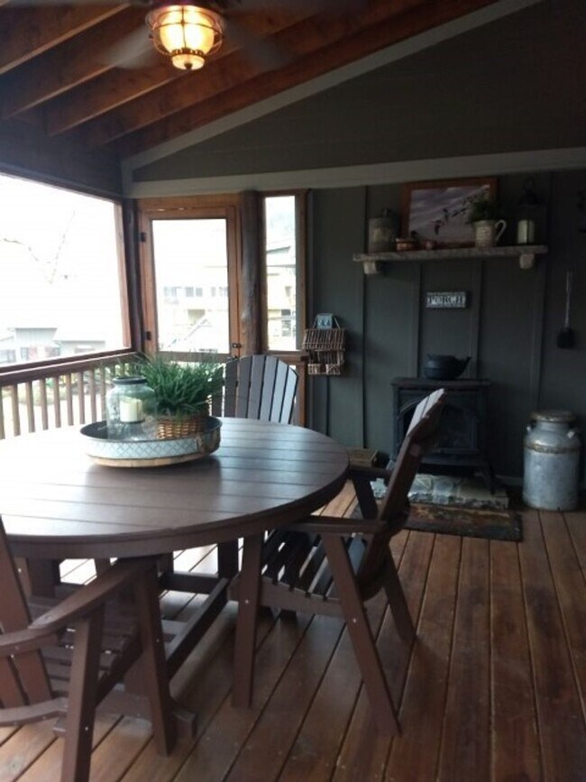 Building Photo - $2,150 - 3 Bedroom, 3 Bathroom Fully Furni...