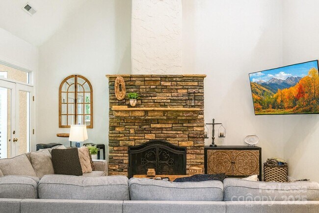 Foto del edificio - 3115 High Ridge Rd