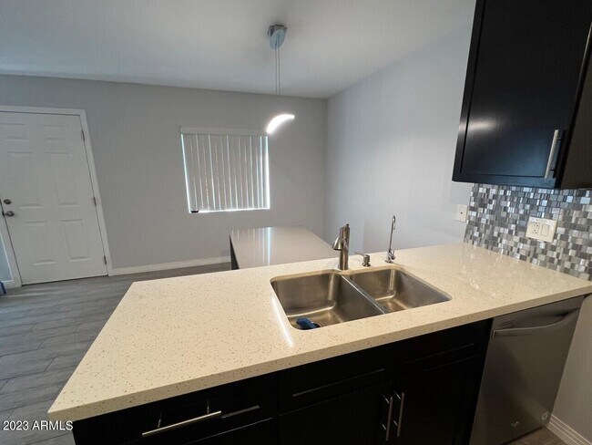 Building Photo - 286 W Palomino Dr