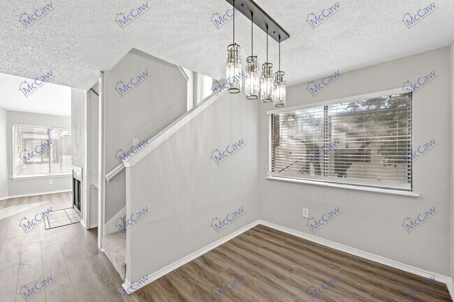 Foto del edificio - Stunning Custom 2/2 Condo in Arlington Oak...