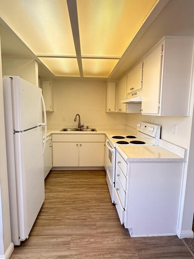 382 Acacia Ave Unit 382R, Carlsbad, CA 92008 Room for Rent in