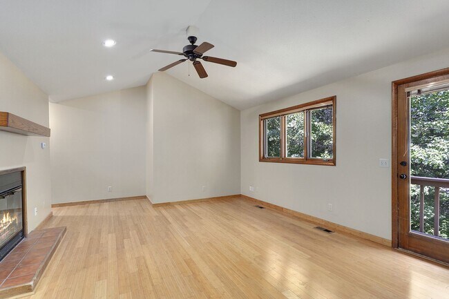 Foto del edificio - 2 Bedroom/1.5 Bathroom Duplex - ASK ABOUT ...