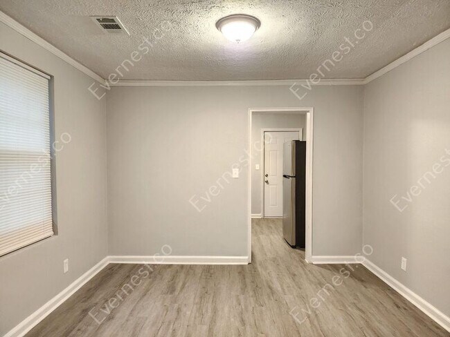 Building Photo - 2672 Northview Ave