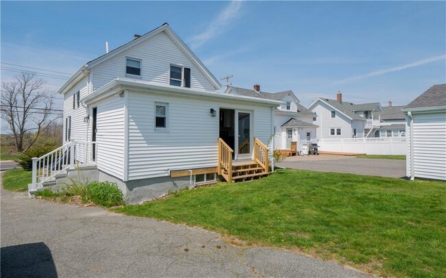 Building Photo - 655 Aquidneck Ave