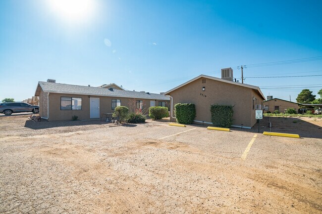 Fachada del edificio - 2310 E Jagerson Ave