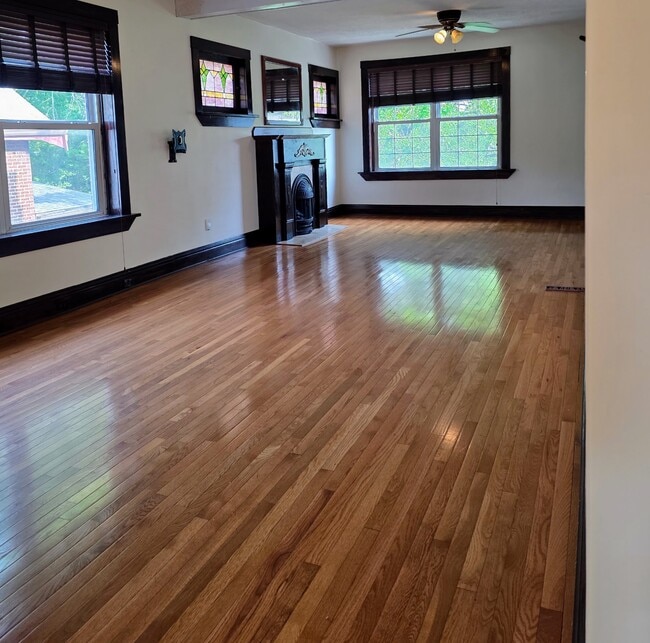 Living /dining room - 5229 Lansdowne Ave