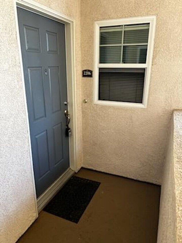 Foto principal - Upper Unit 2 Bedroom Condo in Gated Commun...