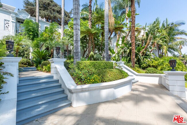Foto del edificio - 8499 Fountain Ave