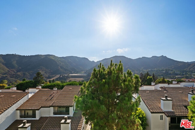 Building Photo - 1758 Palisades Dr