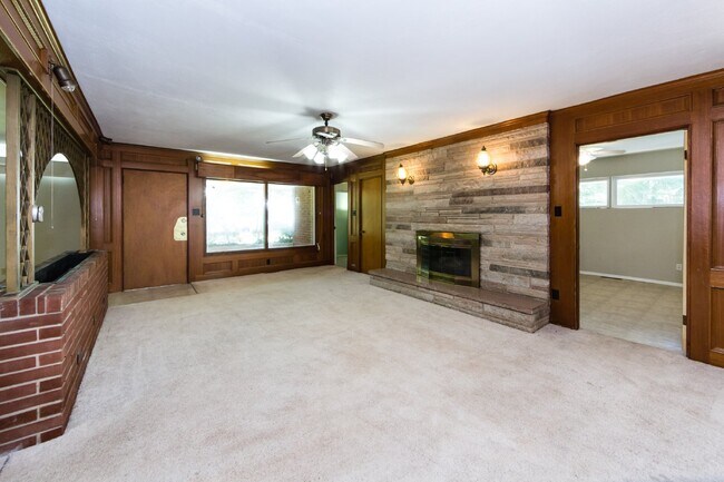 Foto del edificio - "Charming 3-Bedroom Oasis with 2 Full Baths – Spacious 2,295 Sq Ft Home in Charlotte's Heart!"