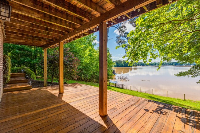 Foto del edificio - Lakefront living in Belmont! 3 bedroom 2 bath