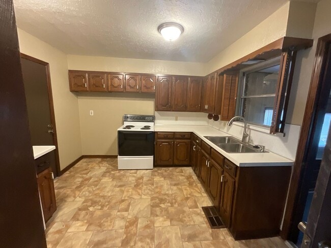 Building Photo - Spacious 3 bed, 1 1/2 bath, 1 car garage w...