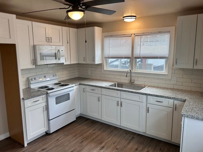 Building Photo - Super Cute 3 Bedroom/1 Bath Country Home i...