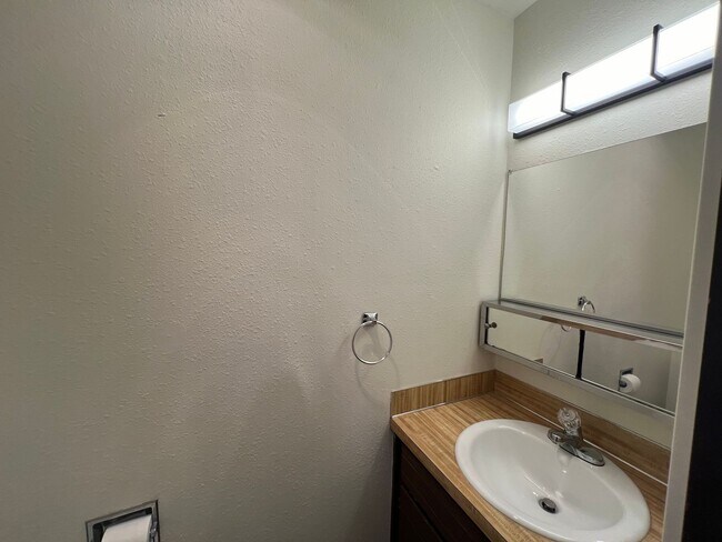 Foto del edificio - 3 Bed Townhouse With Garage Near WWU--Recently Remodeled