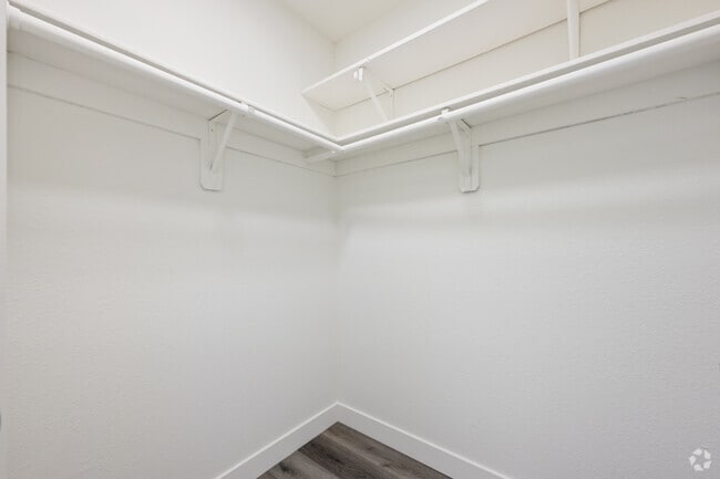 1BR, 1BA - 700SF - Walk In Closet - Campus Crossing Apartments - Northridge