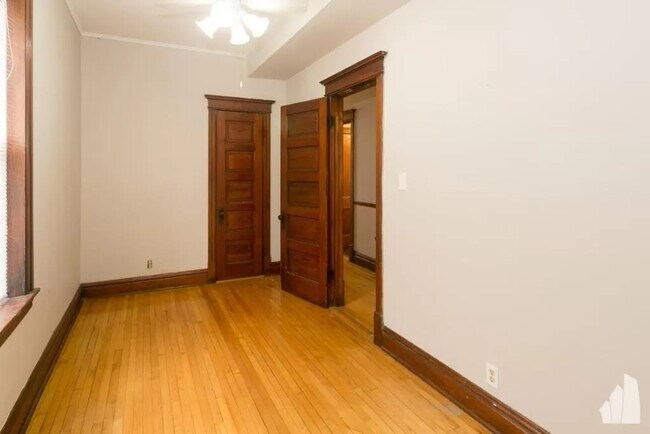 Foto del edificio - 2523 N California Ave