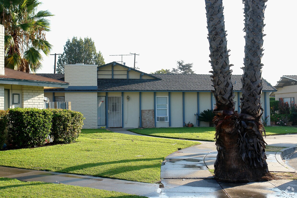Primary Photo - 2151 E Almont Ave