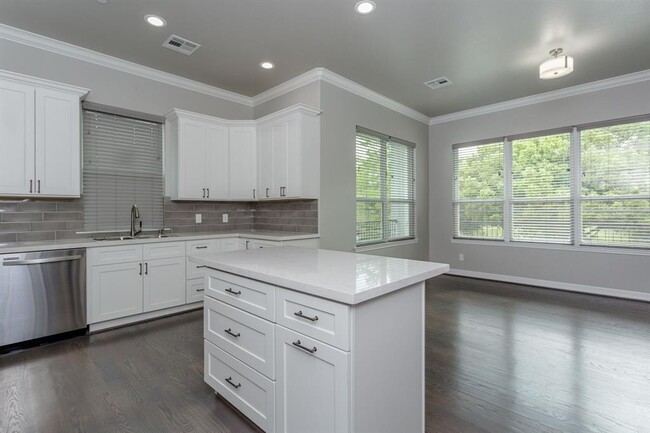 Building Photo - 4501 Larch Ln